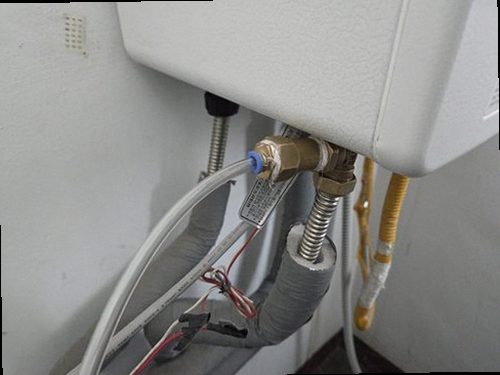 용산구 누수탐지 보일러 압력계와 난방 배관 상태를 점검하는 모습