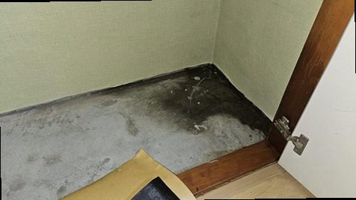 일산동구 누수탐지 베란다 천장에 생긴 누수 얼룩과 창틀 주변 습기 흔적