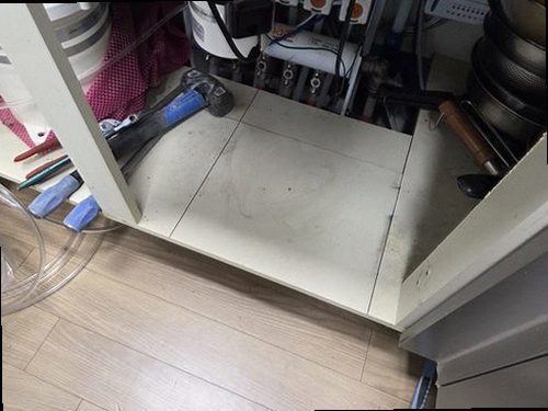 일산동구 누수탐지 싱크대 하부장 내부의 물 고임과 배관 연결부를 확인하는 현장