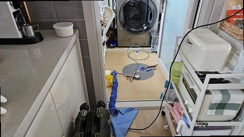 일산동구 누수탐지 베란다 바닥과 벽면의 누수 흔적을 확인하는 모습