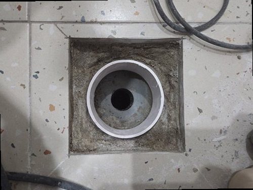 과천 누수탐지 욕실 천장 물자국과 배관 점검 위치를 보여주는 이미지