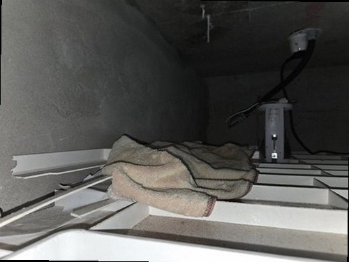 군포 누수탐지 배관 보수 후 건조와 미장 복구가 진행된 주방 천장