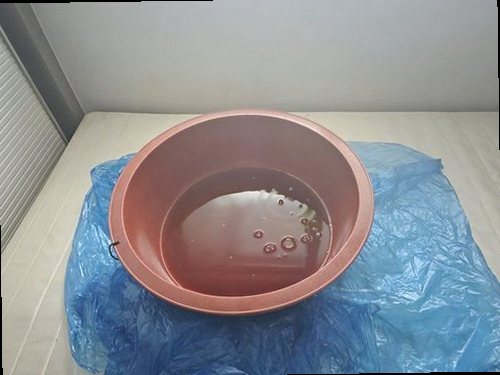장안구 누수탐지 천장 누수 흔적과 거실 바닥 습기 확인 모습