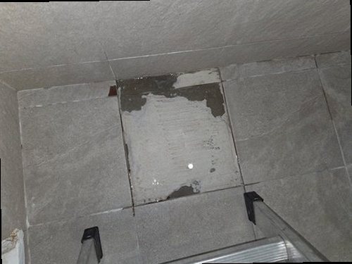 장안구 누수탐지 열화상 카메라와 수분측정기로 욕실 누수 원인을 확인하는 장면