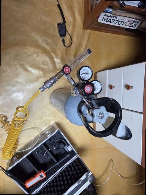 양평 누수탐지 보일러실과 바닥 주변의 누수 흔적을 확인하는 현장