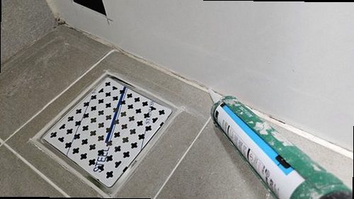 기흥구 누수탐지 수도계량기 별침과 세면대 하부 배관을 점검하는 모습