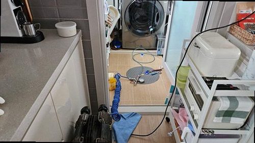 기흥구 누수탐지 창틀 하부 노후 코킹과 외벽 접합부 점검 모습