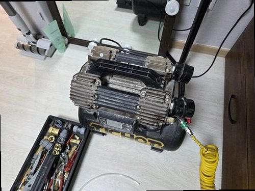 아산시 누수탐지 누수 배관에 공압을 주입하고 압력 게이지를 확인하는 모습