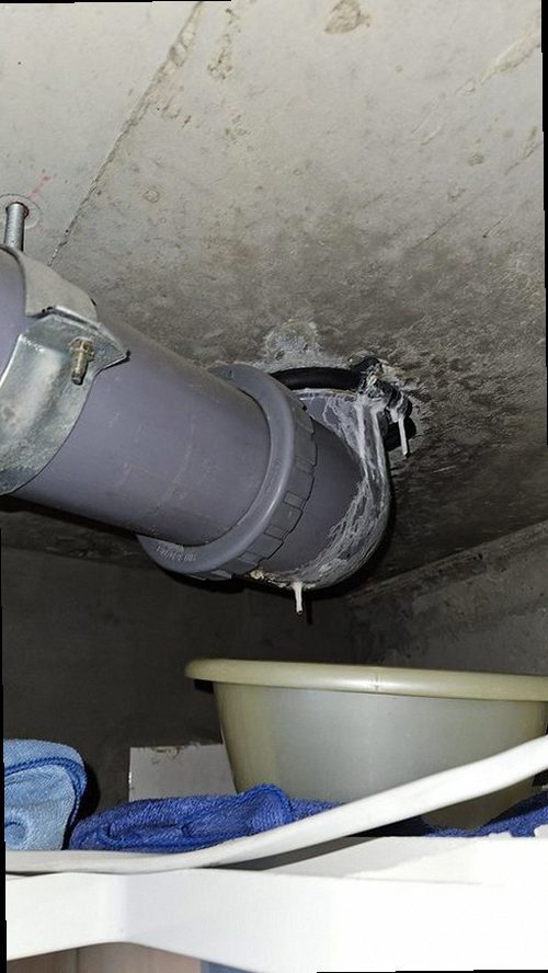 아산시 누수탐지 공압 게이지와 청음 장비로 배관 누수 위치를 확인하는 모습