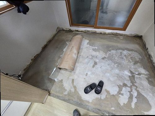 아산시 누수탐지 누수 피해가 발생한 바닥과 천장 상태를 확인하는 현장 모습