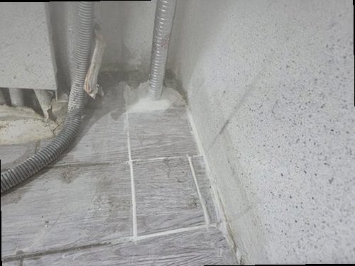 아산시 누수탐지 천장과 벽면의 누수 흔적 및 수분 상태를 확인하는 모습