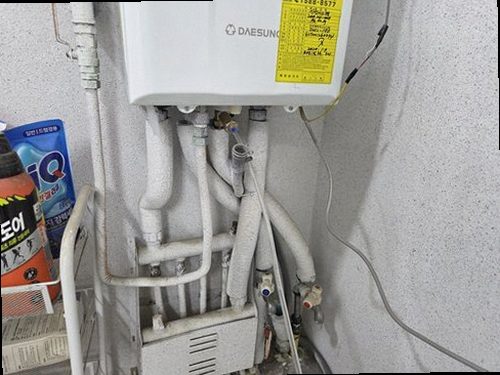 아산시 누수탐지 수도계량기 별침과 잠금 밸브를 확인하는 모습