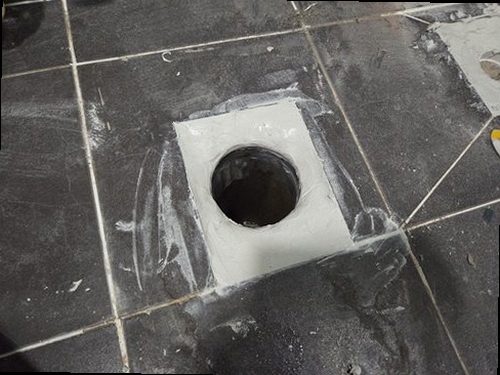 양주 누수탐지 욕실 바닥과 천장 누수 흔적을 확인하는 현장