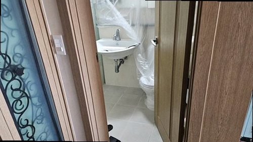 서대문구 누수탐지 천장 물자국과 배관 누수 여부를 비교하는 점검 모습