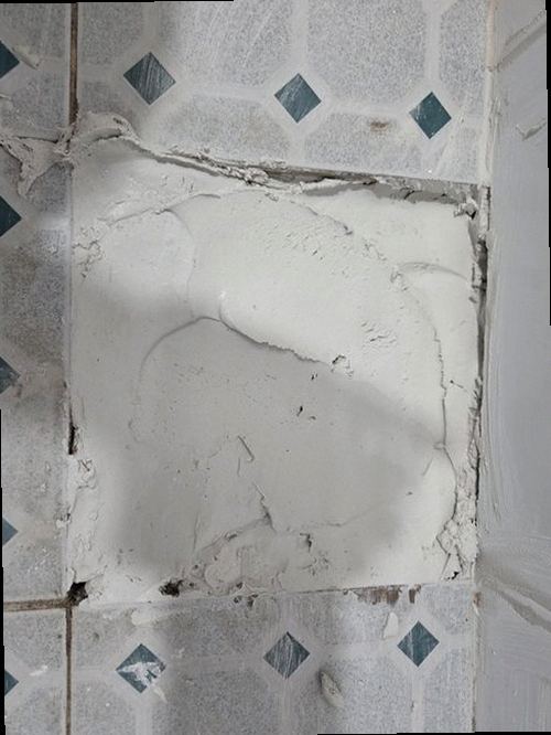 광주 누수탐지 수도계량기와 공압 측정 장비를 이용해 배관을 점검하는 장면