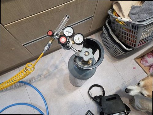 송파구 누수탐지 아파트 거실 천장에 번진 누수 얼룩과 습기 흔적