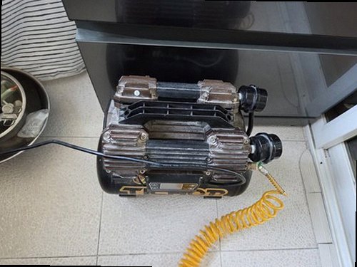송파구 누수탐지 욕실 벽면의 습기와 변색 흔적을 확인하는 현장