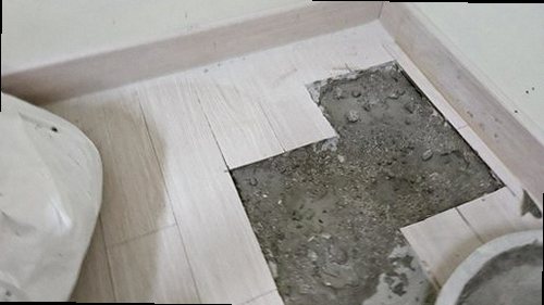 팔달구 누수탐지 배관 보수 후 바닥을 복구하고 누수 여부를 재확인하는 모습