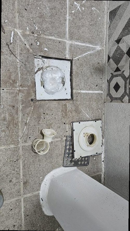 팔달구 누수탐지 욕실 바닥과 아래층 천장 누수 흔적을 확인하는 현장