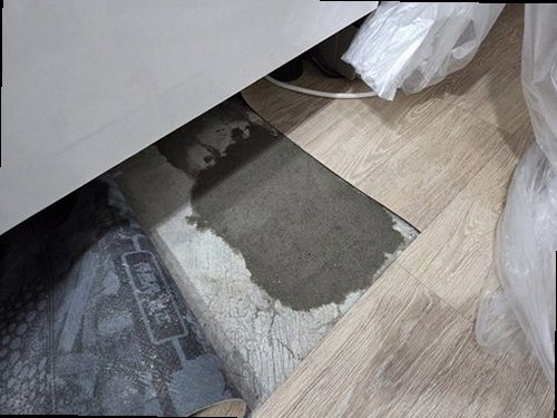 미추홀구 누수탐지 수도계량기 별침과 벽면 누수 흔적을 확인하는 모습