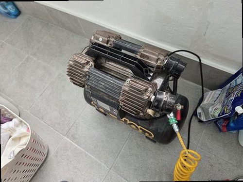 여주 누수탐지 벽면과 천장에 나타난 누수 흔적을 점검하는 모습