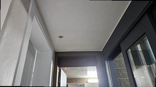 영통구 누수탐지 안방 벽면의 누수 흔적과 수분 상태를 확인하는 모습