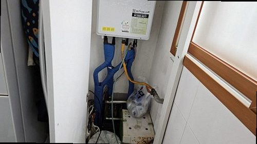 양천구 누수탐지 보일러 하부 연결부와 바닥에 남은 누수 흔적