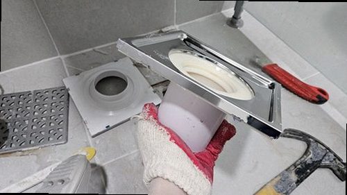 청주시 청원구 누수탐지 배관 위치를 확인한 뒤 최소 범위로 바닥을 굴착하는 모습