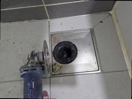 청주시 청원구 누수탐지 계량기 확인과 공압 검사 후 청음탐지를 진행하는 누수 점검 이미지