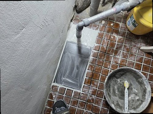 강남구 누수탐지 공압 검사와 청음 탐지 결과를 비교해 수리 범위를 정하는 모습