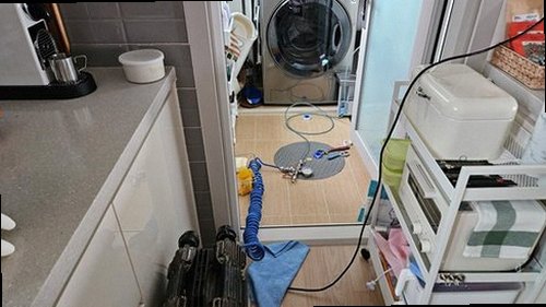 해운대구 누수탐지 베란다 창틀과 천장 물자국을 확인하는 현장 점검 모습