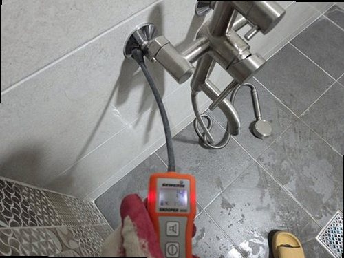 부산 북구 누수탐지 욕실 바닥과 아래층 천장 얼룩을 확인하는 현장 모습