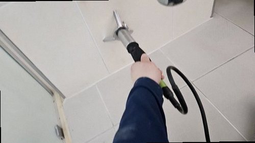 세종시 누수탐지 벽과 바닥의 누수 흔적을 확인하는 모습