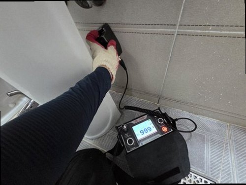 동두천 누수탐지 거실 천장에 번진 누수 흔적과 가구 보양 상태
