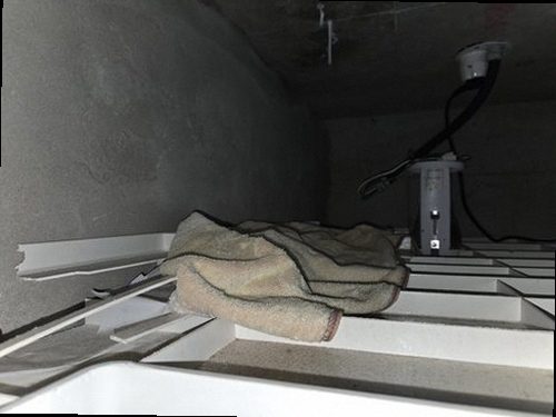 연천 누수탐지 싱크대 하부장 안쪽의 급수 호스와 배수 트랩 점검 모습