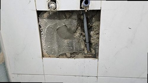 연천 누수탐지 수도계량기와 건물 배관 구조를 확인하는 모습