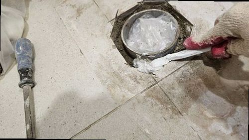 일산서구 누수탐지 수도계량기 별침과 압력 게이지를 확인하는 누수 검사 장면
