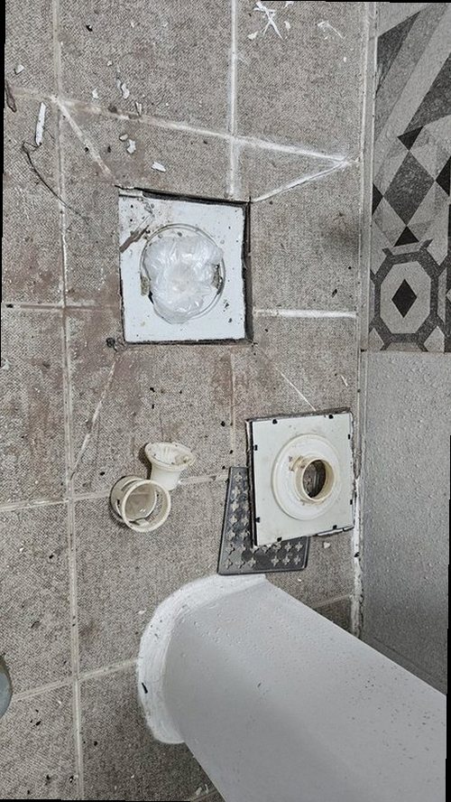 덕양구 누수탐지 화장실 천장 얼룩과 배수구 주변 누수 점검 모습
