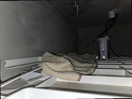 부산진구 누수탐지 싱크대 하부장과 벽면의 누수 흔적을 확인하는 모습