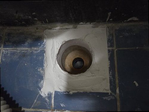 부산진구 누수탐지 압력 게이지와 청음 장비로 배관 누수 위치를 확인하는 모습
