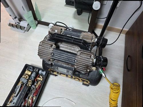 대덕구 누수탐지 공압 게이지와 가스탐지기를 사용해 배관 누수 위치를 좁히는 장면