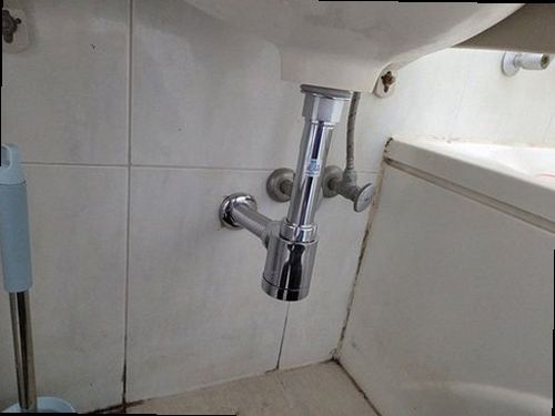 대덕구 누수탐지 천장 물자국과 욕실 바닥 습기를 비교하는 누수 진단 모습