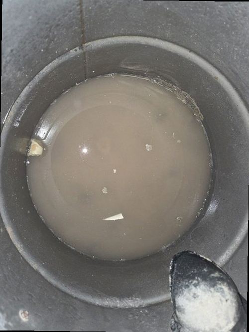 대덕구 누수탐지 거실 천장에 번진 누수 얼룩과 물방울 흔적