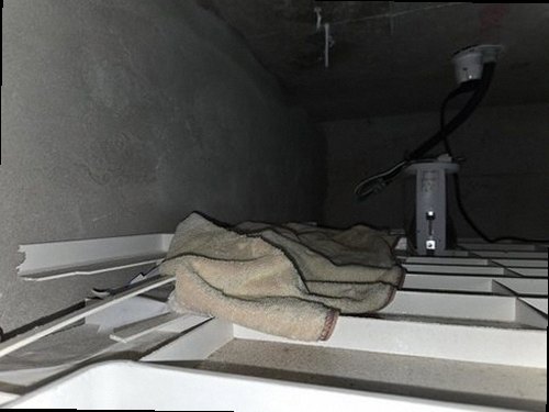 구로구 누수탐지 싱크대 하부장과 바닥의 누수 흔적을 확인하는 모습