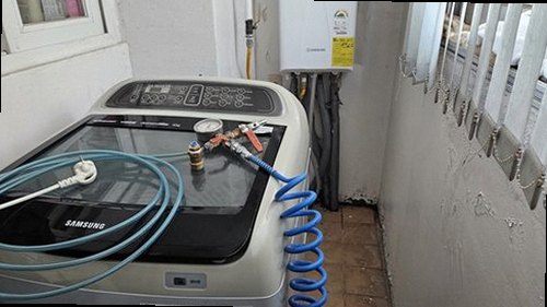 연제구 누수탐지 수도계량기와 보일러 배관을 확인하는 누수 점검 현장