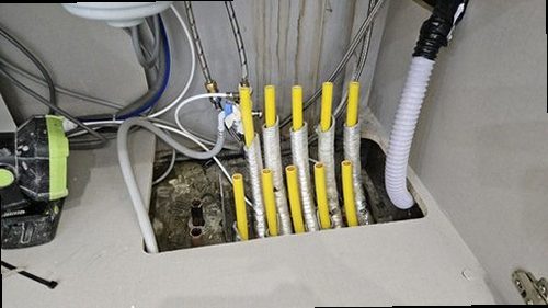 의왕 누수탐지 보일러와 분배기 주변 배관을 확인하는 현장 모습
