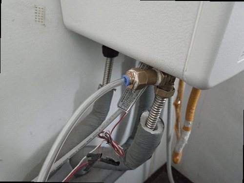 옹진군 누수탐지 수도계량기 별침과 보일러 압력을 확인하는 모습