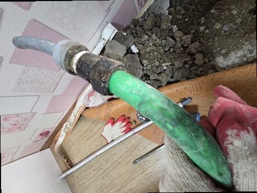 원미구 누수탐지 수도계량기 별침과 실내 벽면 습기 흔적을 확인하는 현장