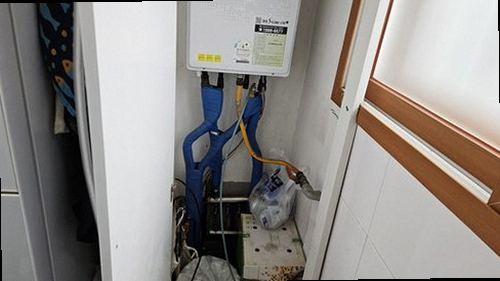 원미구 누수탐지 배관 보수 후 압력계를 확인하는 모습