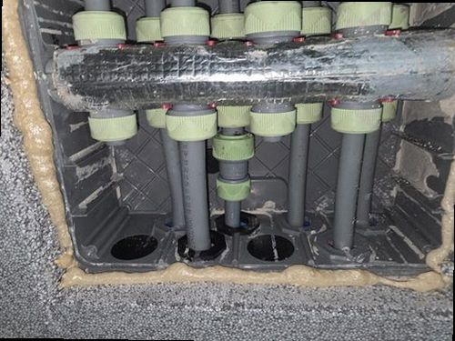 천안시 서북구 누수탐지 보일러와 난방 분배기 연결부를 점검하는 모습